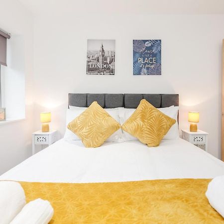 Watford Town Centre Serviced Apartment: Flexible Beds & Free Entertainment London Exterior photo