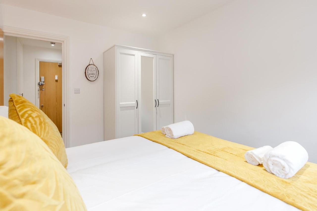 Watford Town Centre Serviced Apartment: Flexible Beds & Free Entertainment London Exterior photo