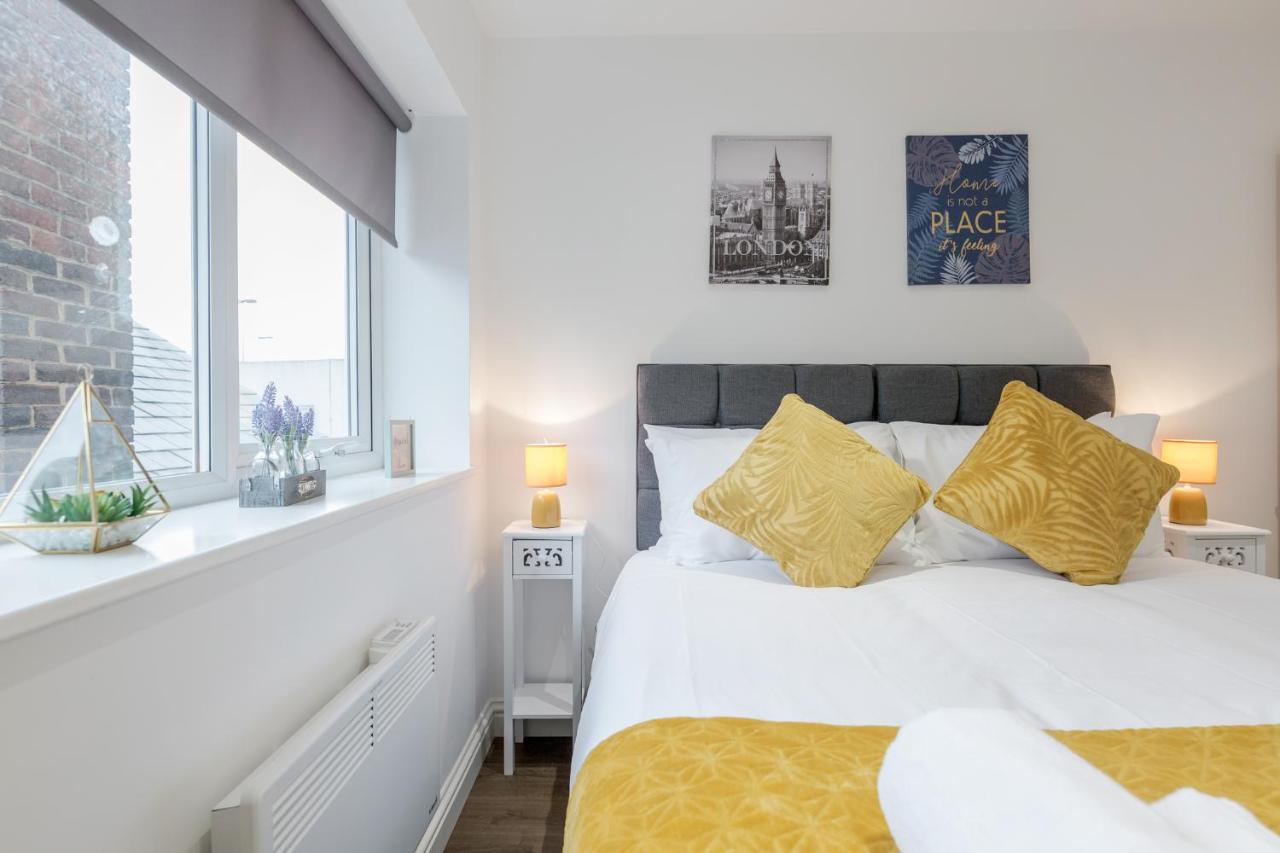 Watford Town Centre Serviced Apartment: Flexible Beds & Free Entertainment London Exterior photo