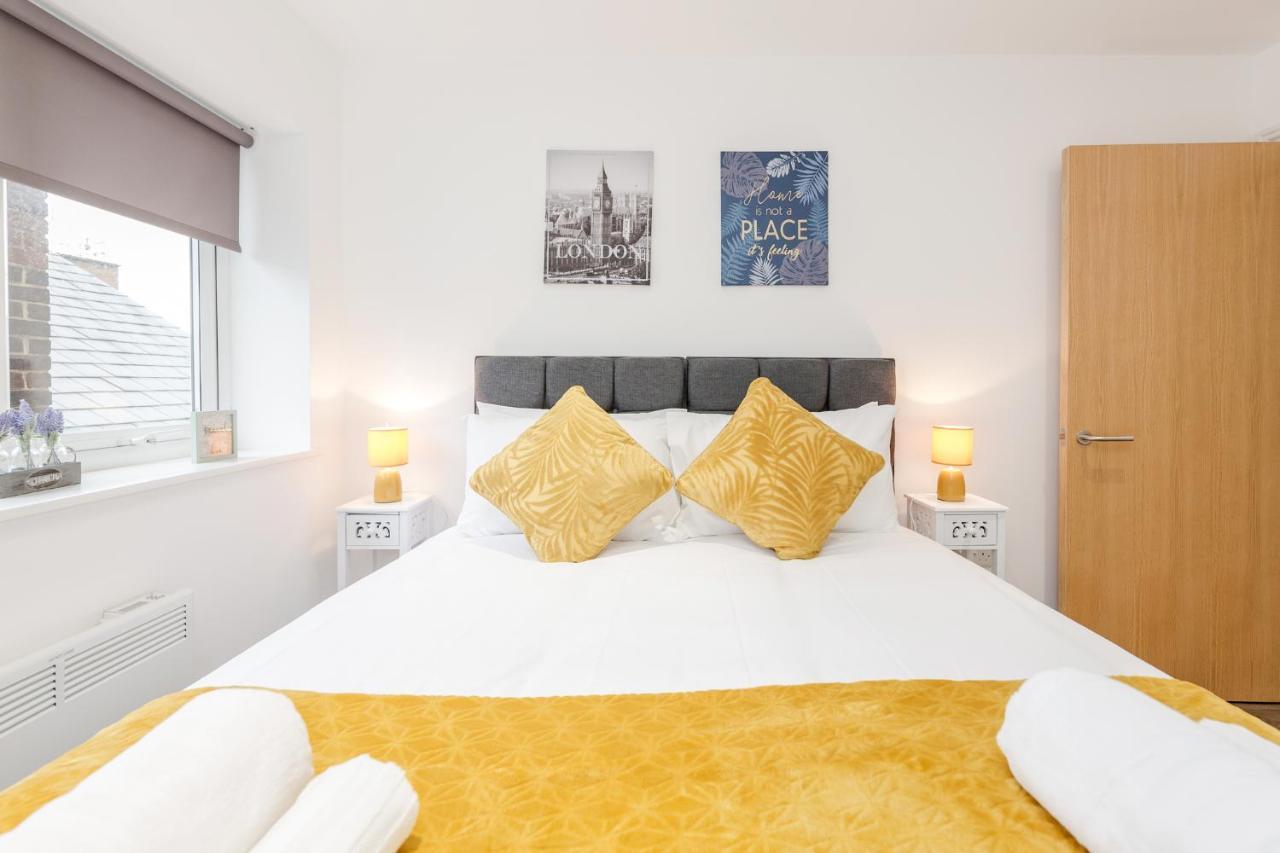 Watford Town Centre Serviced Apartment: Flexible Beds & Free Entertainment London Exterior photo