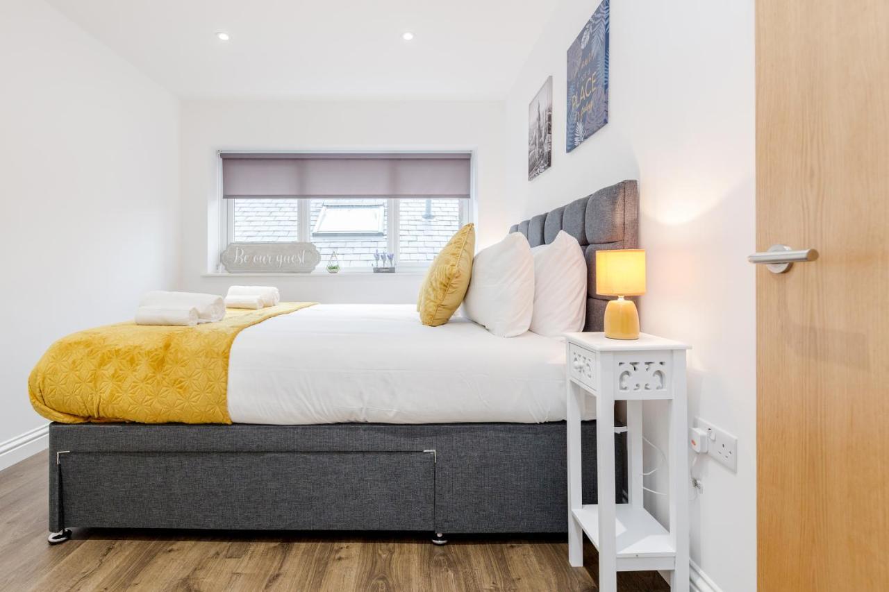 Watford Town Centre Serviced Apartment: Flexible Beds & Free Entertainment London Exterior photo
